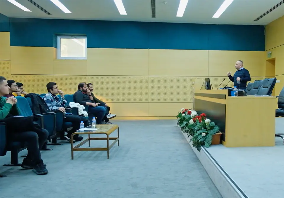 Sakarya Üniversitesi konferans salonunda öğrencilere sunum